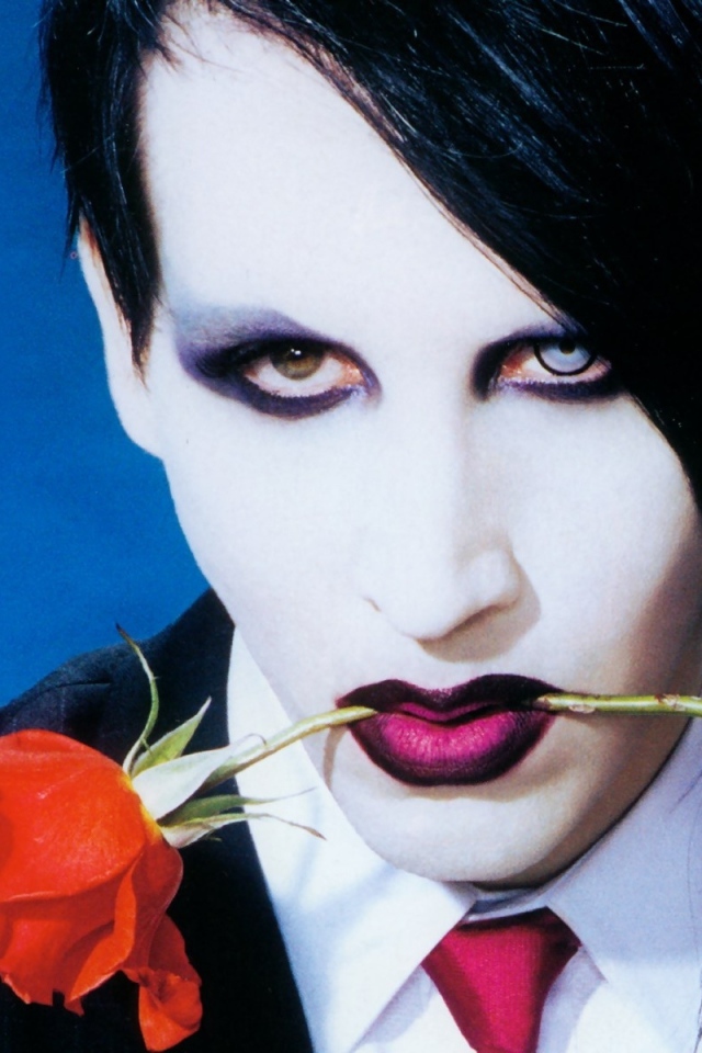 Marilyn Manson с розой в зубах