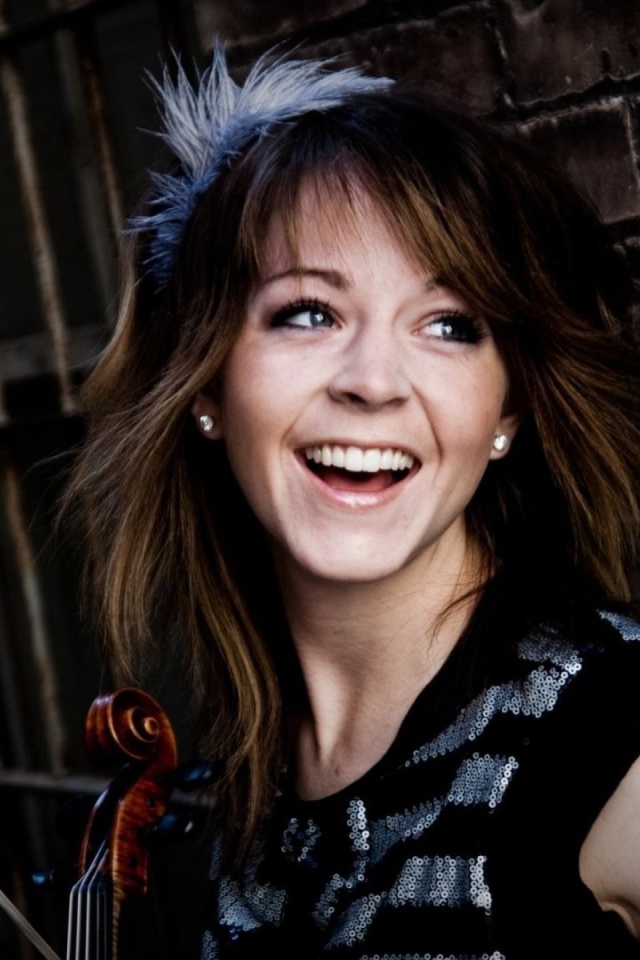 Музыкант скрипачка смеется