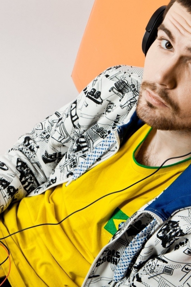 Noize MC в наушниках