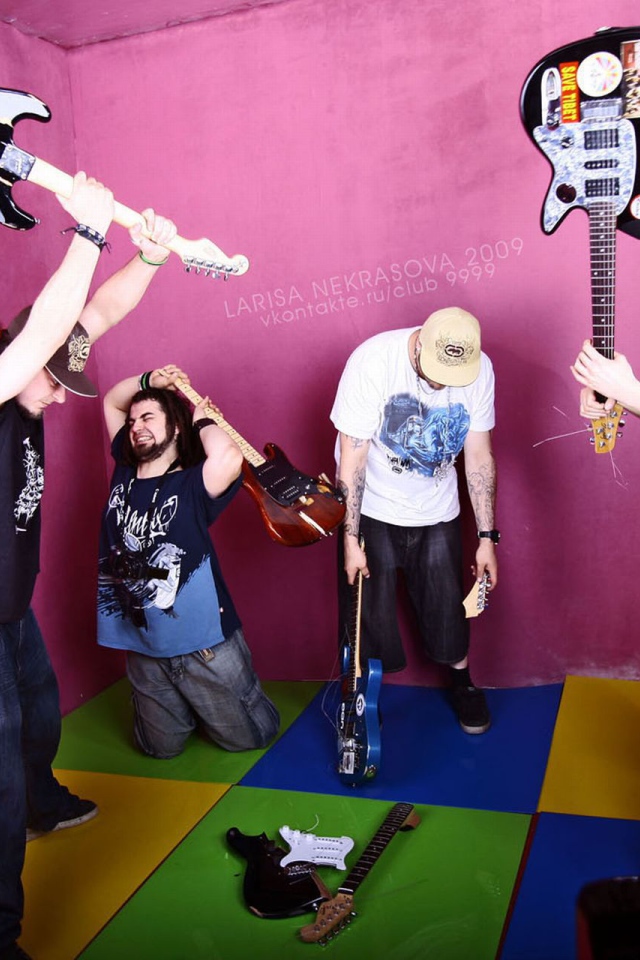 Noize MC ломает гитару