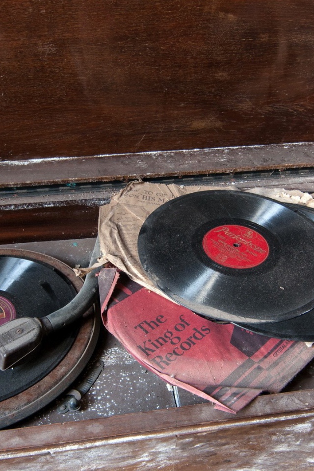 Старые пластинки в пыли