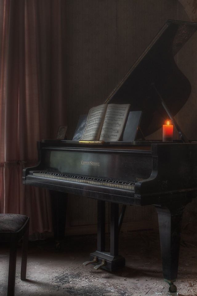 Pояль у окна