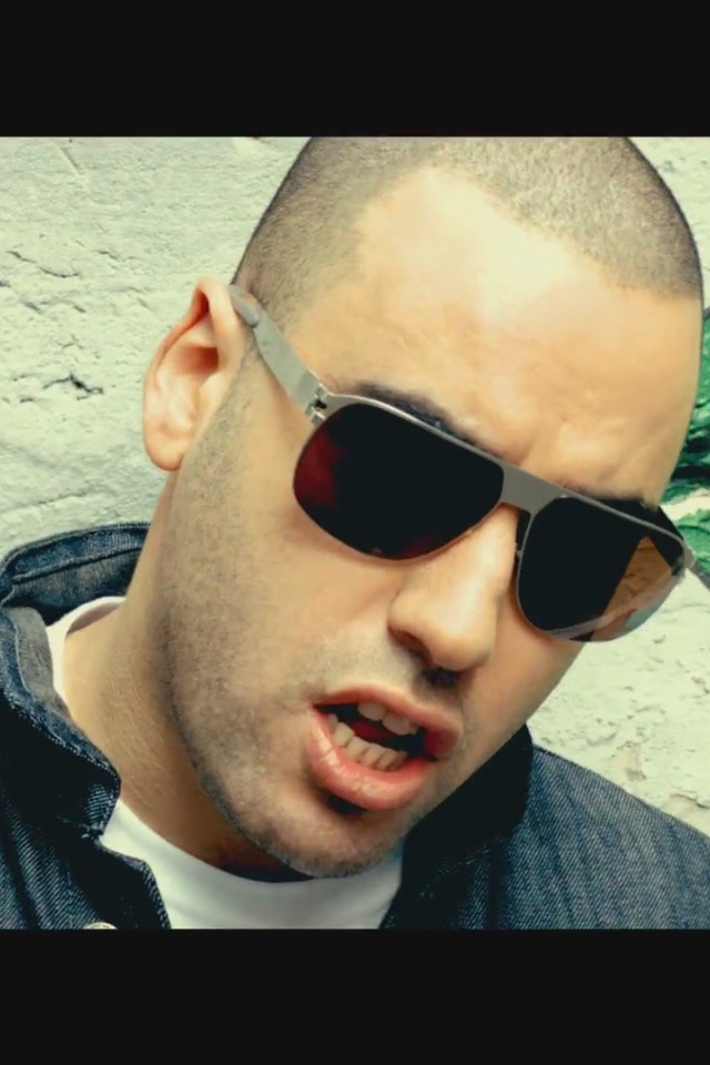 SLIM в темной рубашке