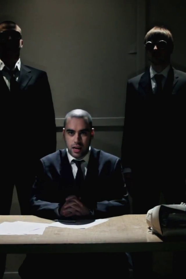 SLIM одет как бизнесмен