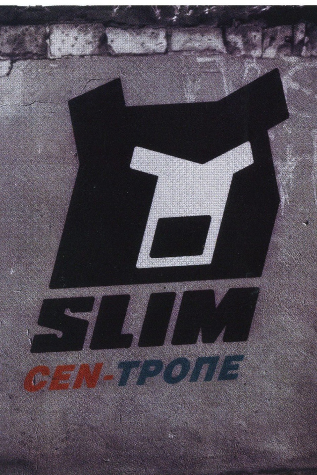 SLIM знак на стене