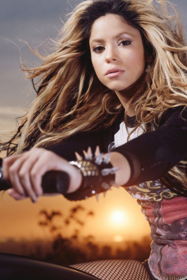 Шакира на мотоцикле