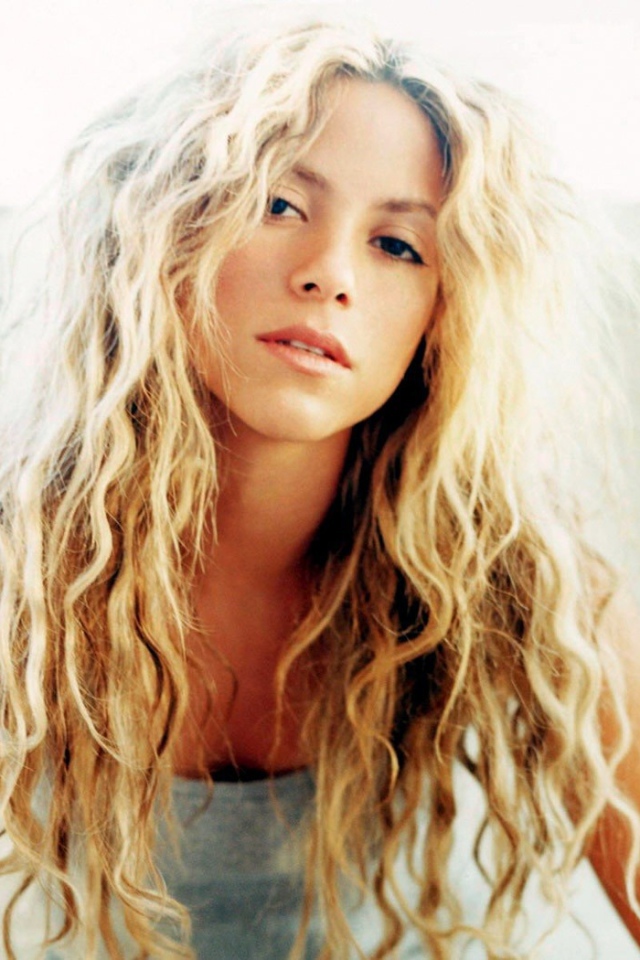 Шакира с распущенными волосами