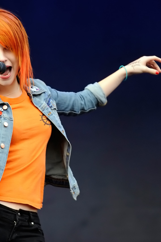 Певица Виллиамс с микрофоном