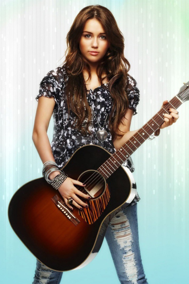 Певица с гитарой