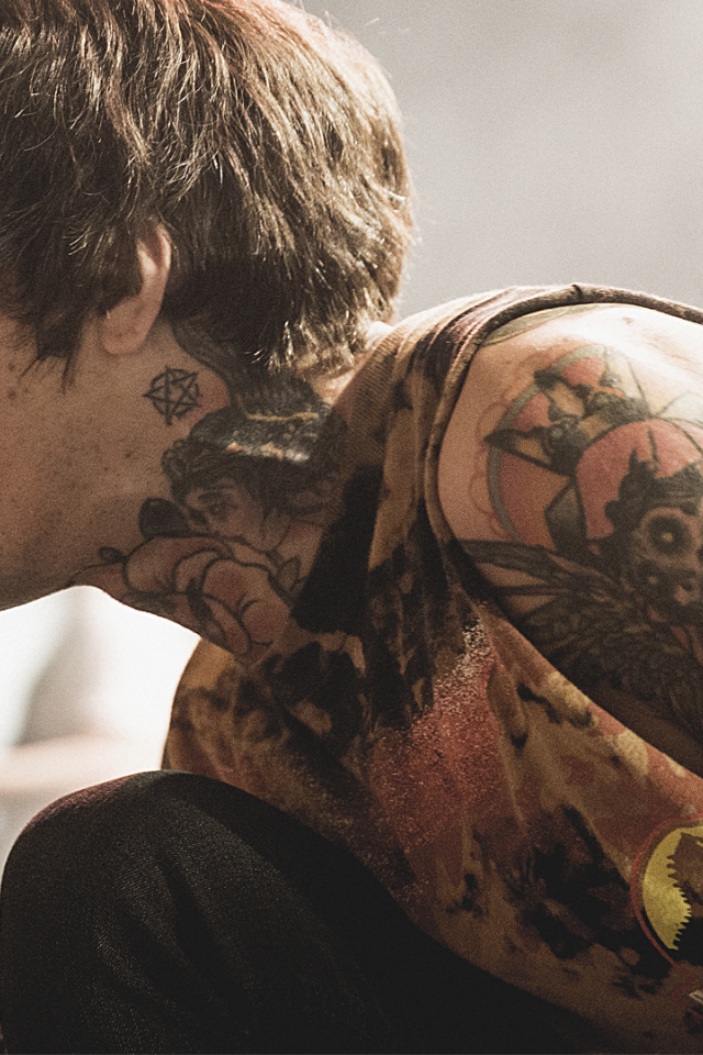 Татуированный рок певец