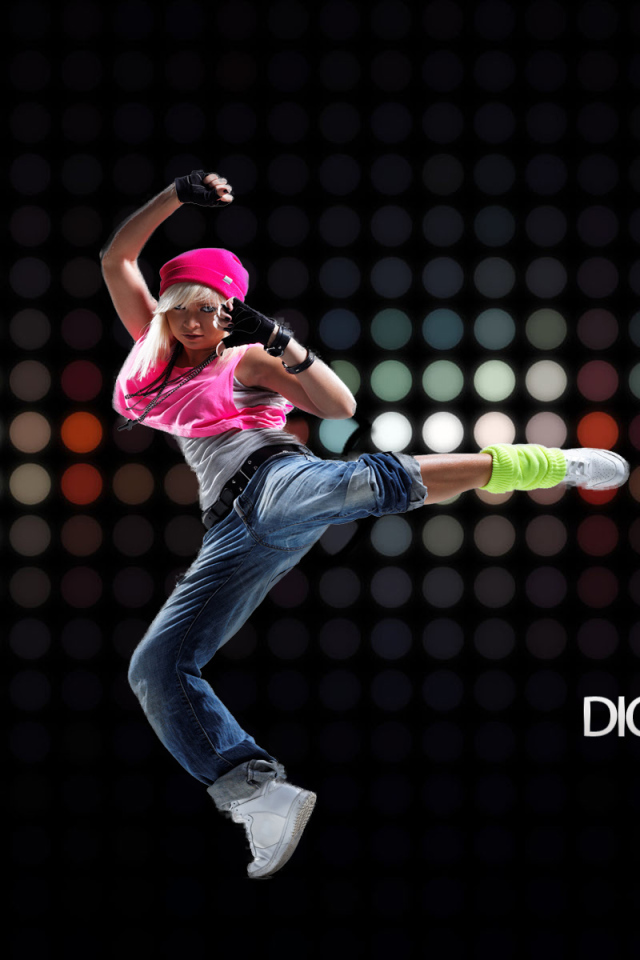 Девушка в розовом на танцполе