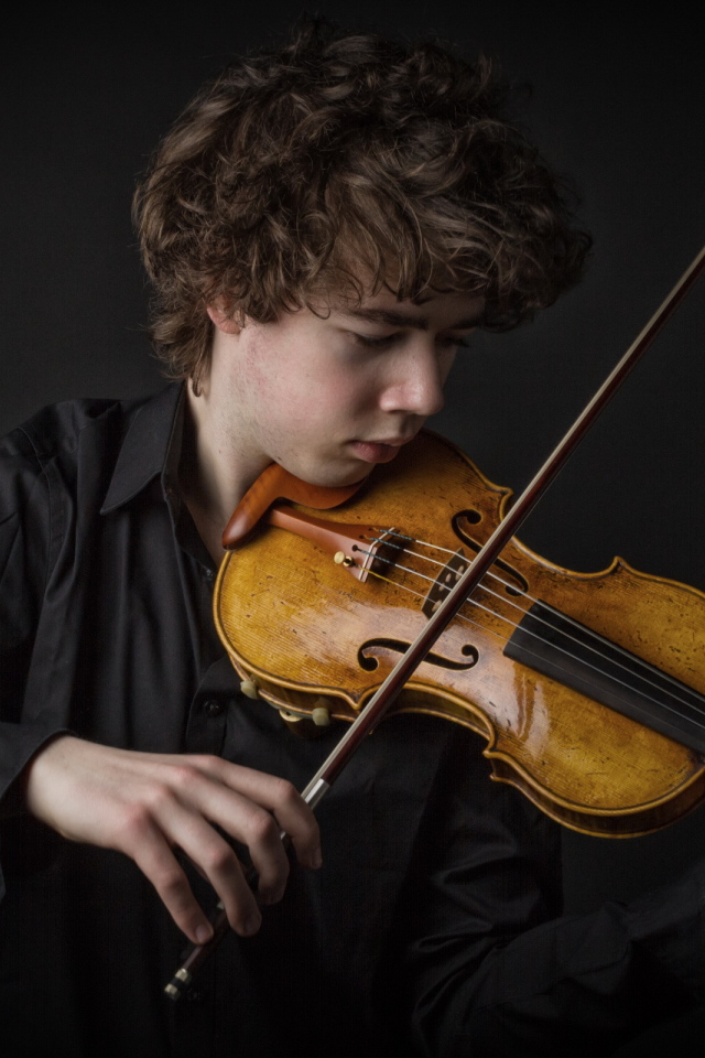 Парень играет на скрипке