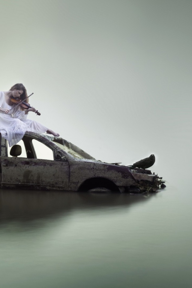 Cкрипачка на затонувшем авто