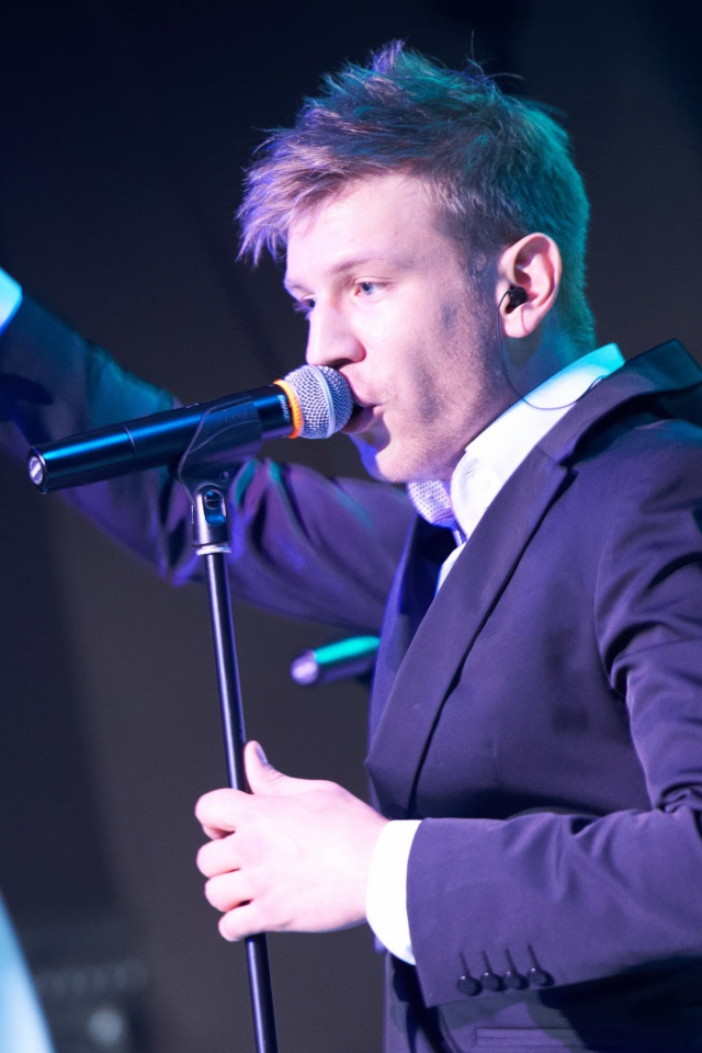 Иван Дорн на концерте поет