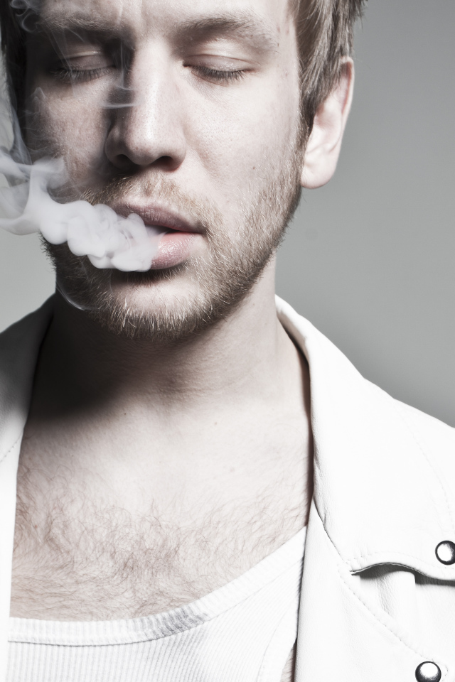 Иван Дорн курит