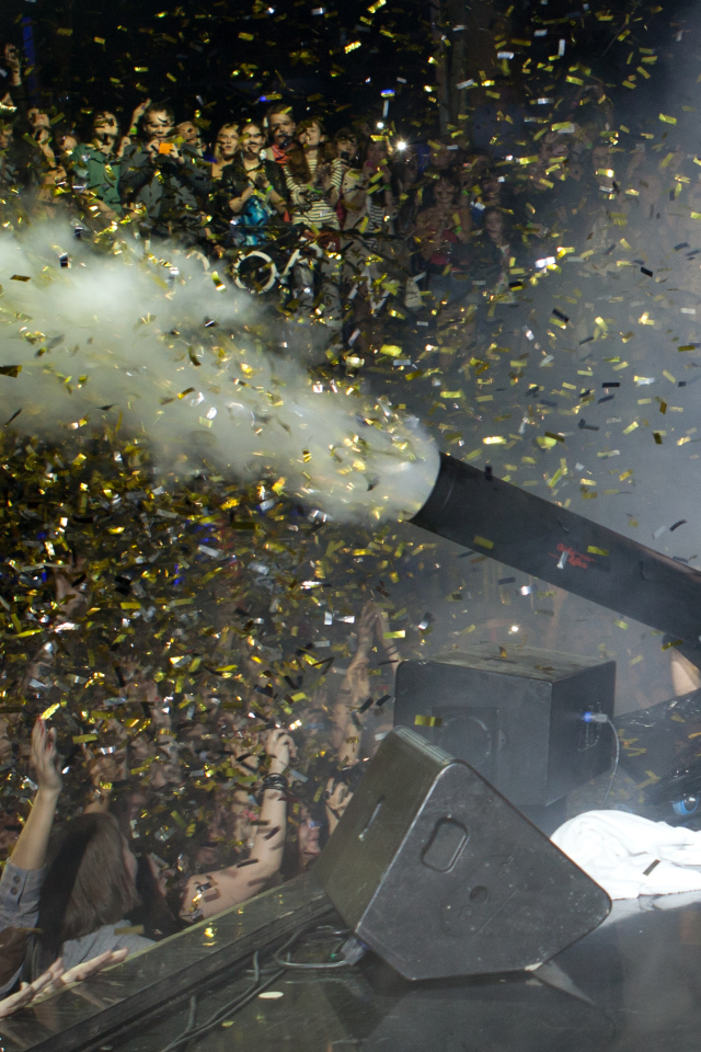 Иван Дорн на концерте запускает хлопушку