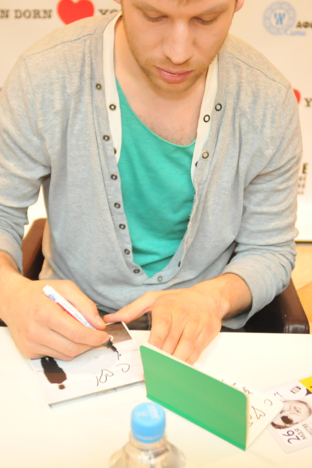 Иван Дорн раздает автографы