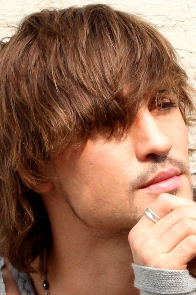 Дима Билан возле кирпичной стены