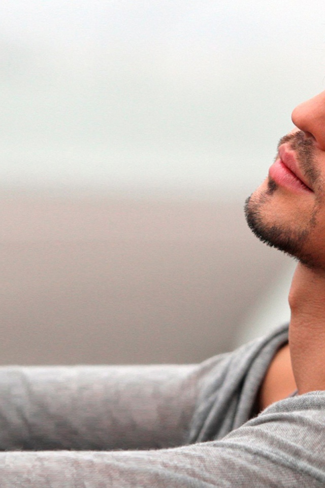 Дима Билан задумчиво смотрит