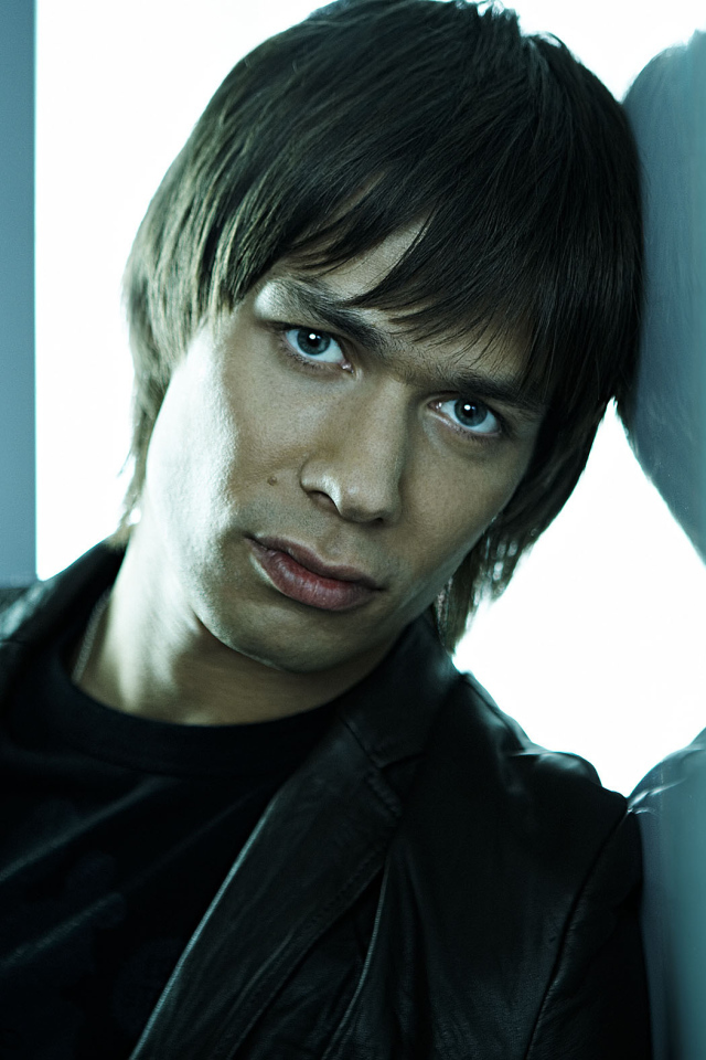 Стас Пьеха прислонился к стенке