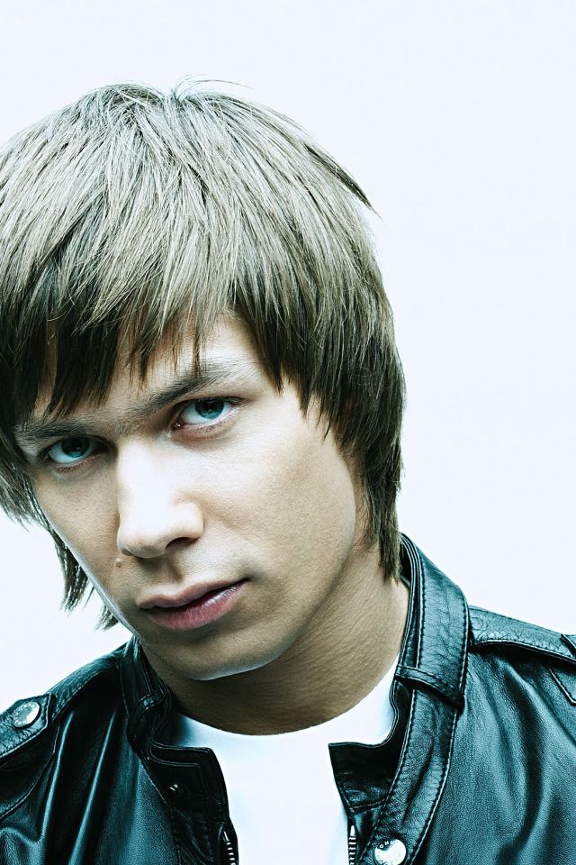 Стас Пьеха в кожаной куртке