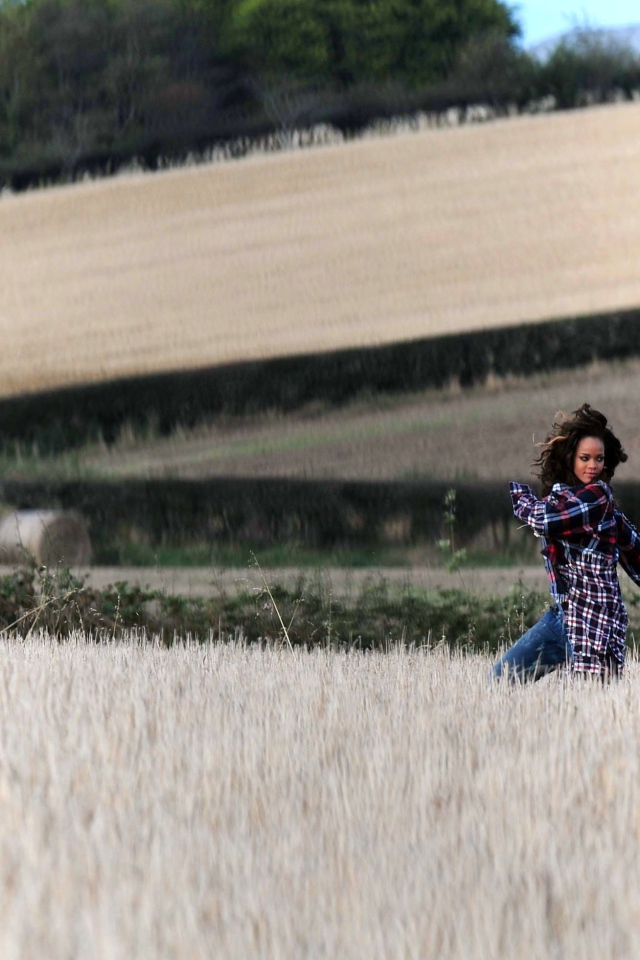 Рианна бежит по полю