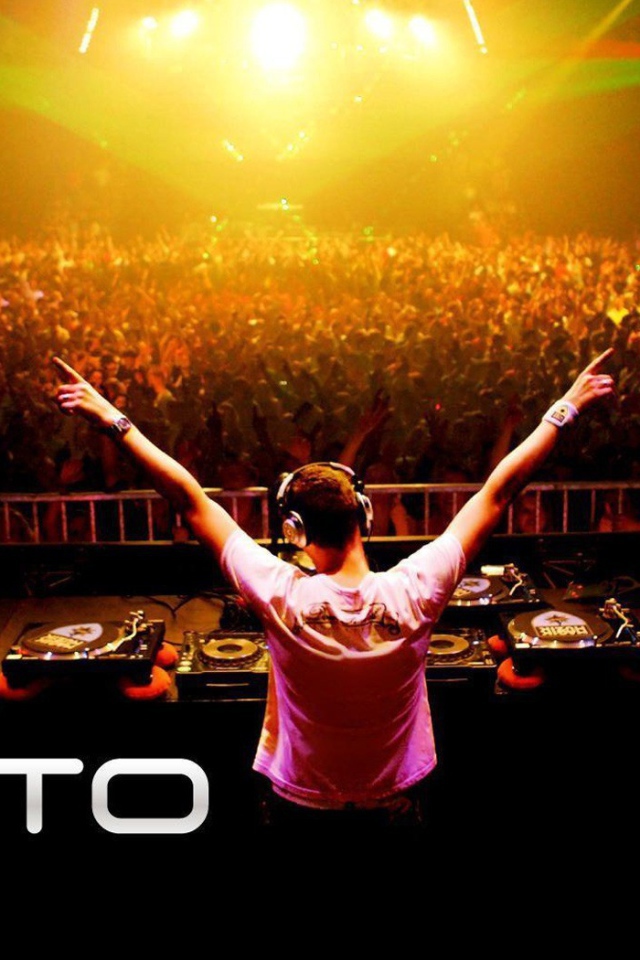 Диджей у пульта