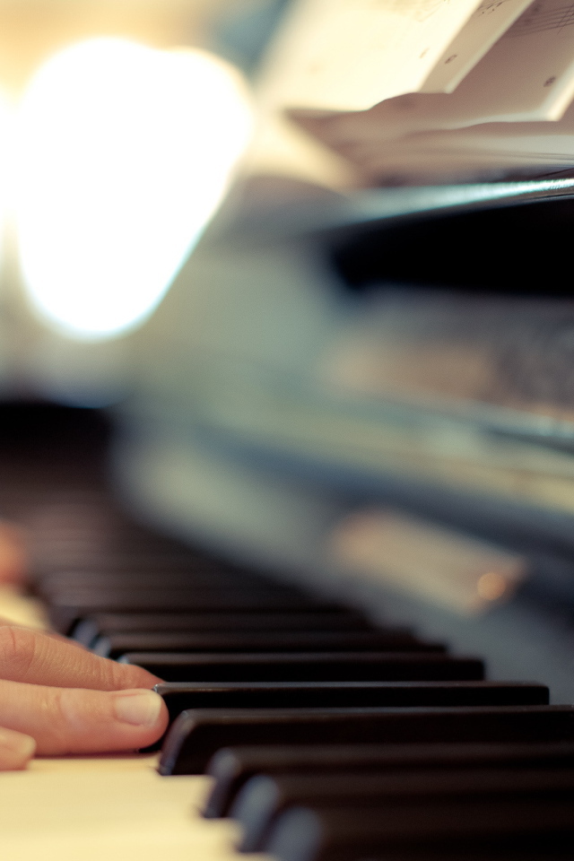 Руки лежат на клавишах