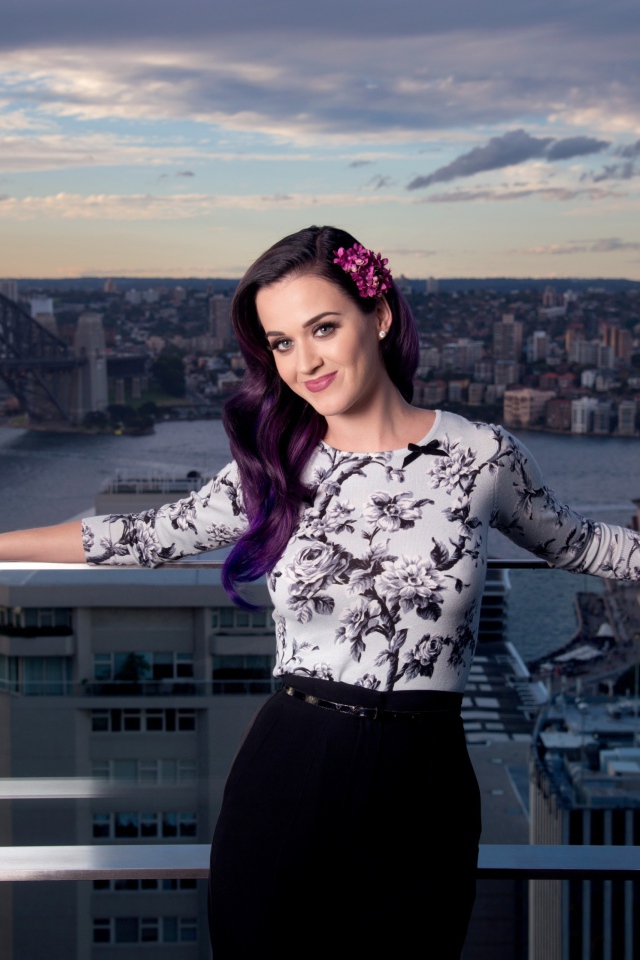 Кэти Пэрри на балконе