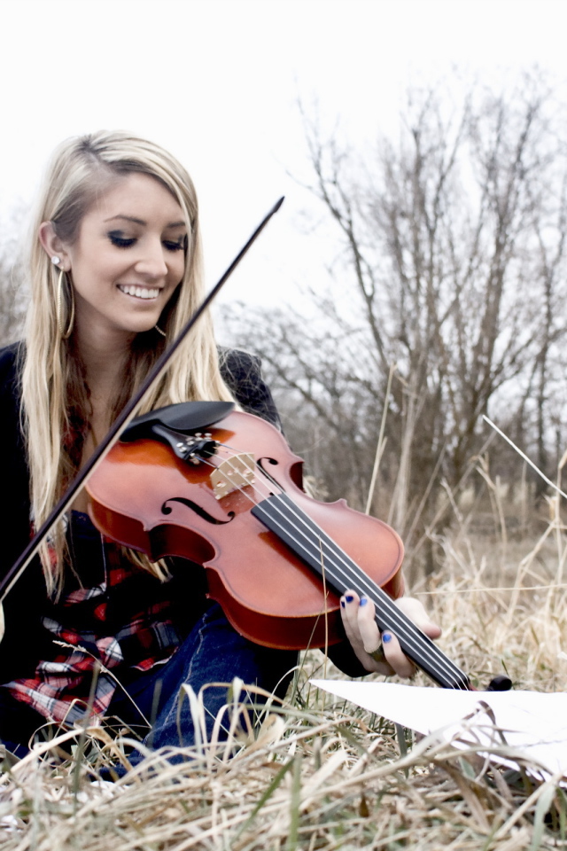 Девушка со скрипкой на природе