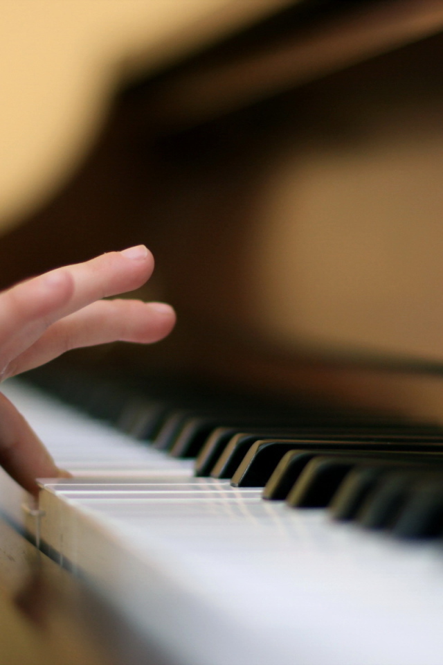 Рука ребенка на пианино