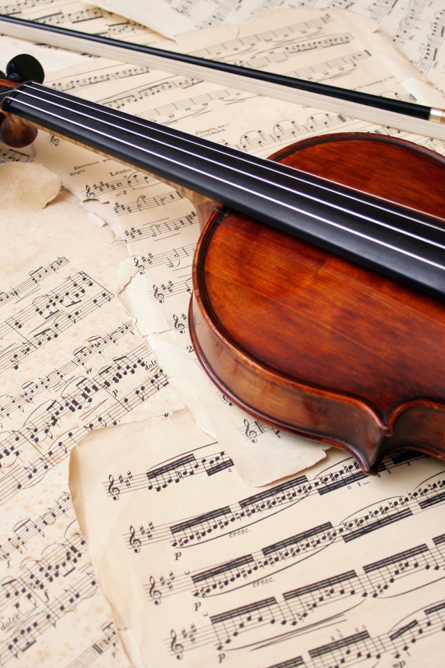 Скрипка лежит на нотах