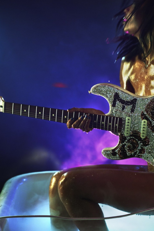 Девушка в ванной с гитарой