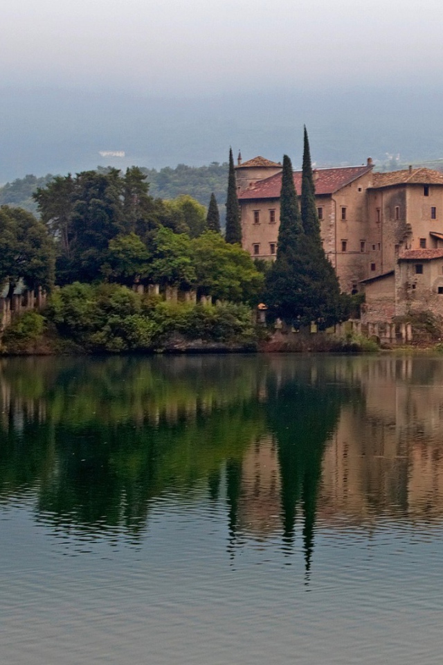 Cтаринный замок на глади озера