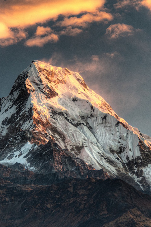 Горящие облака над вершинами гор