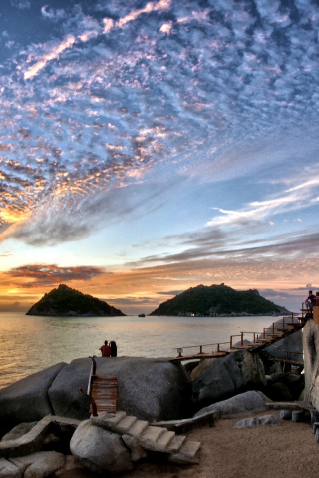 Пара на пристани заката