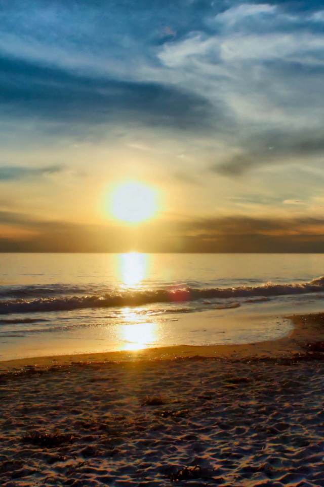 Tихий пляж на рассвете