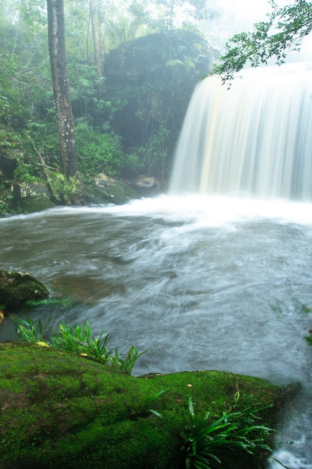 Pадужный водопад