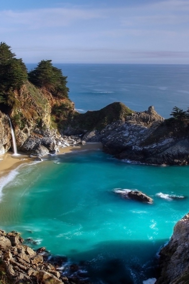 Небольшой пляж с водопадом