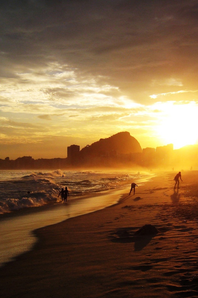 Купание на заходе солнца