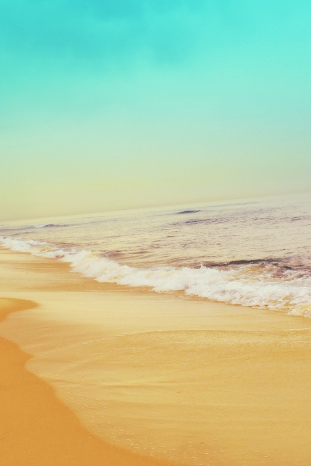 Пляж с желтым песком