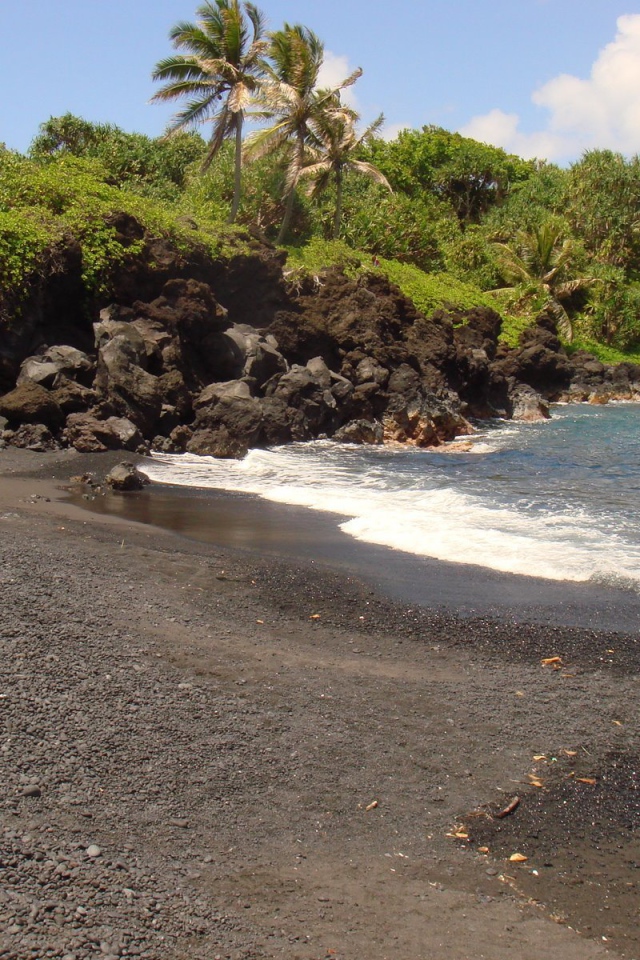 Черный песок на пляже