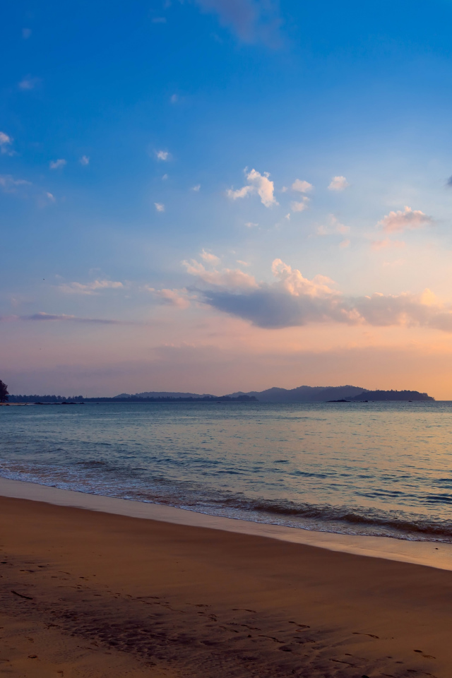 Спокойный закат на пляже