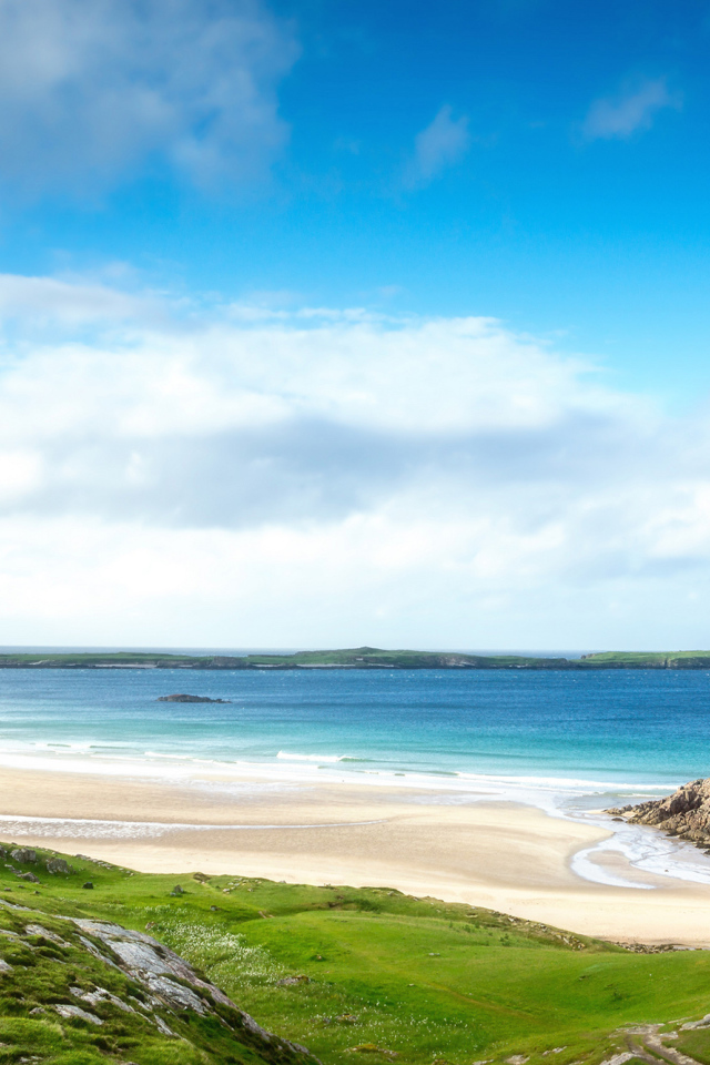 Спуск к уютному пляжу