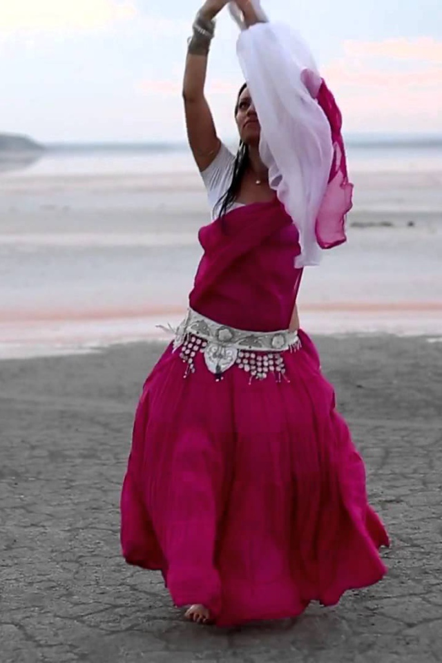 Танец девушки на пляже