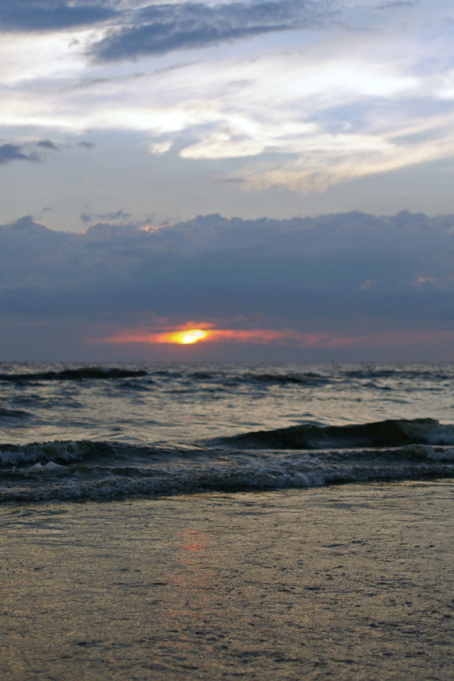 Девушка в платье на пляже