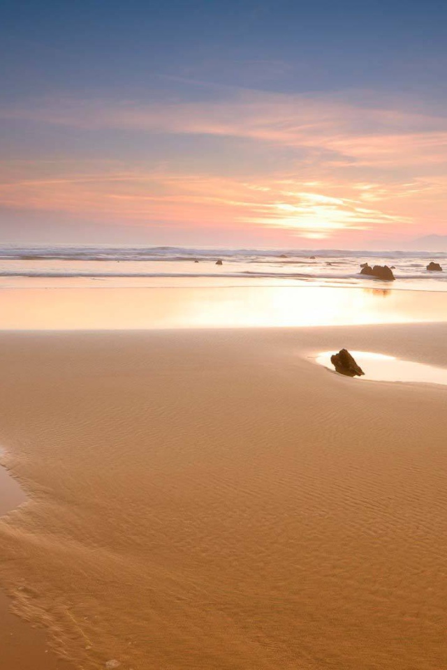 Золотой песок на пляже