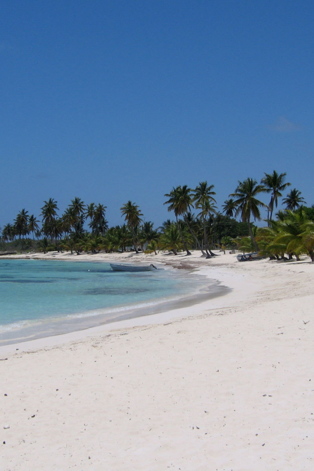 Красивый вид на белый пляж