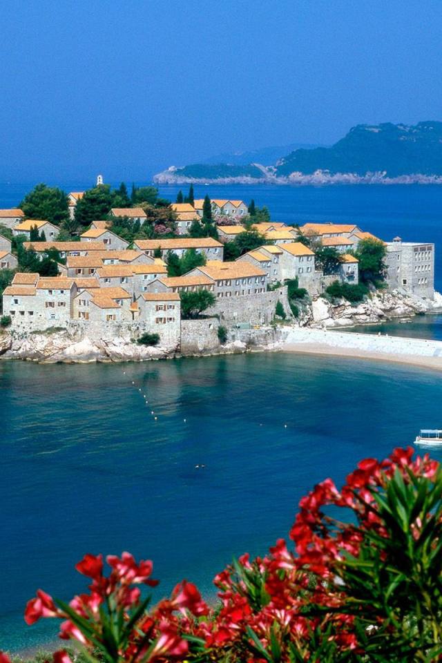 Розовый пляж в Греции