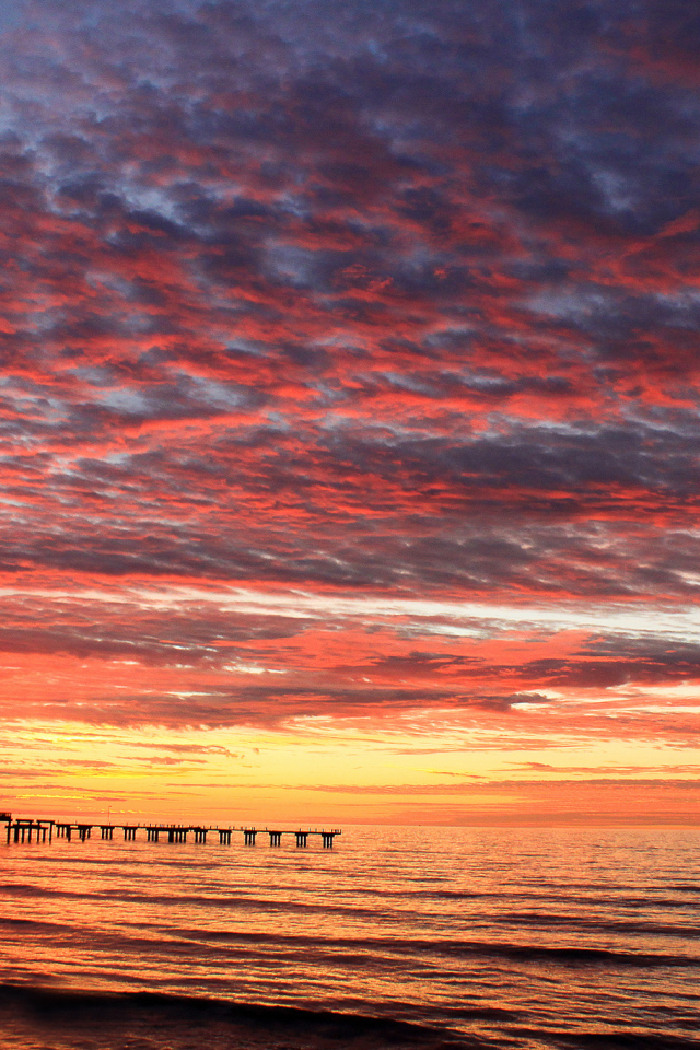 Розовые облака над пляжем
